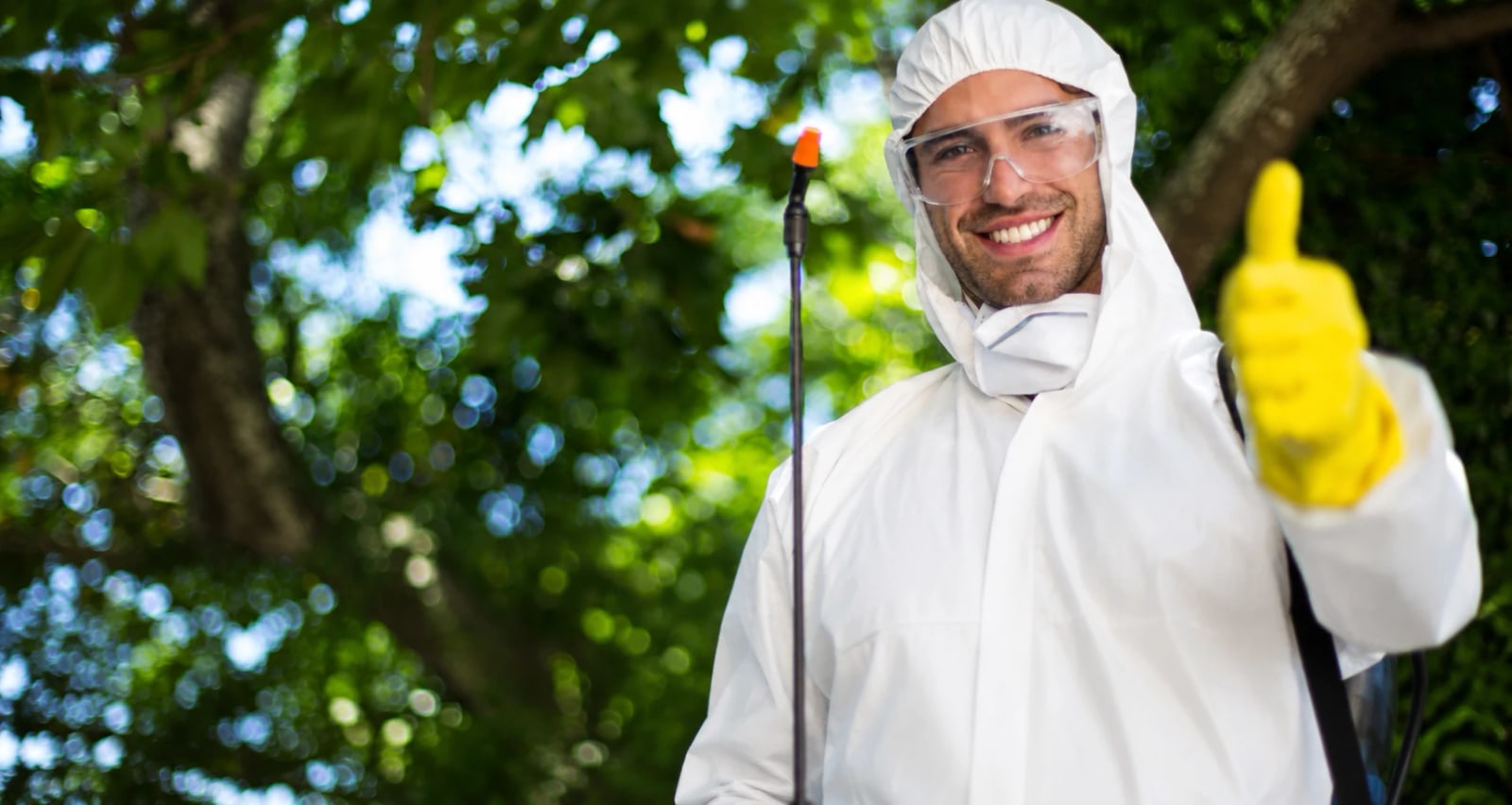 ABC bestrijder in beschermende kleding tijdens ongediertebestrijding in Capelle a/d IJssel
